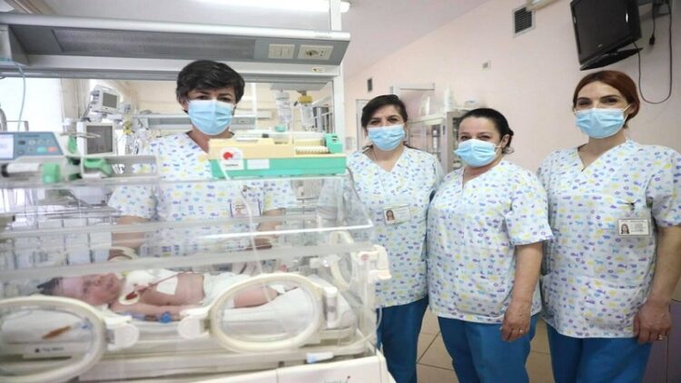 Rare operation at QSUT, white T-shirts 5-hour intervention in the baby’s heart, save lives!