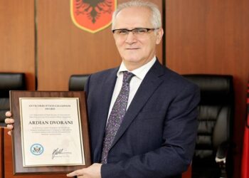 “Photo of the Day!” / Embassy publishes photo of anti-corruption champion, Dvorani with international award in hand