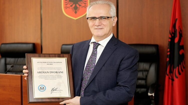 “Photo of the Day!” / Embassy publishes photo of anti-corruption champion, Dvorani with international award in hand