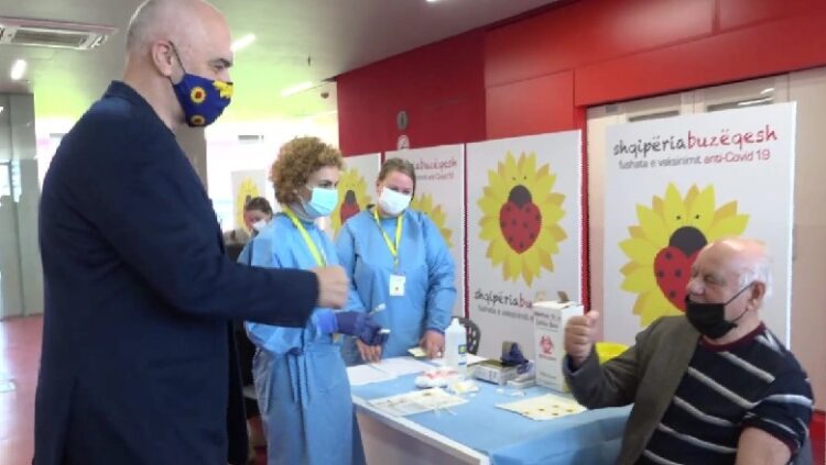 Personalities are vaccinated / The first dose of the vaccine was given to the elderly over 80 years of age