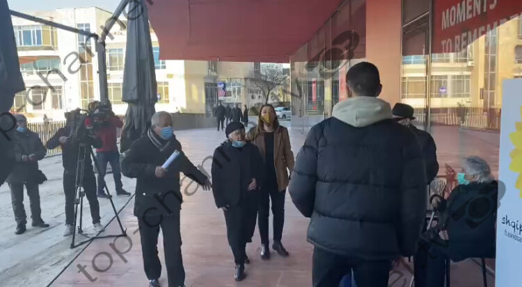 Ordinary personalities and the elderly get ready to be vaccinated, Manastirliu accompanies them one by one! (PHOTO)