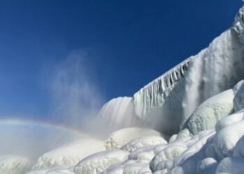 Niagara Falls surrounded by ice / Fantastic views