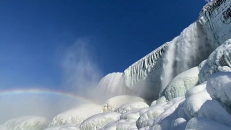 Niagara Falls surrounded by ice / Fantastic views