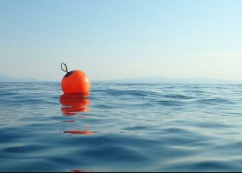 The sailor fell into the ocean / How he survived over 14 hours being held in a “piece of rubbish”