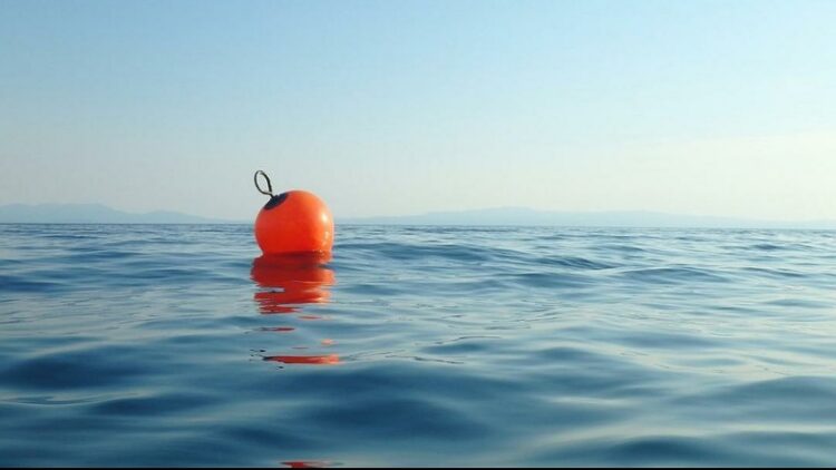 The sailor fell into the ocean / How he survived over 14 hours being held in a “piece of rubbish”