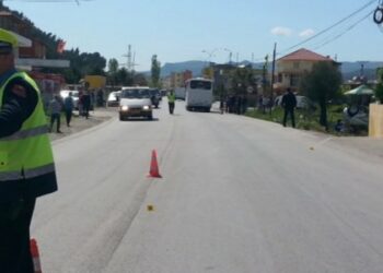 Accident in Elbasan / The car collides with the van, the pedestrian is injured