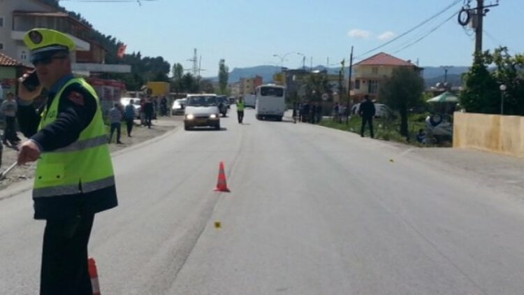 Accident in Elbasan / The car collides with the van, the pedestrian is injured