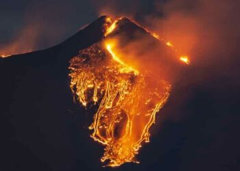 Fountain of lava and ash / Etna erupts again, sixth time in eight days