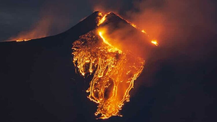 Fountain of lava and ash / Etna erupts again, sixth time in eight days