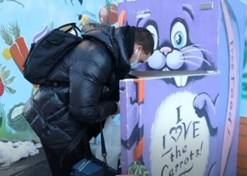 Colorful Refrigerators in the Streets / American Special Initiative to Provide Food to Anyone Who Needs It (Photos)