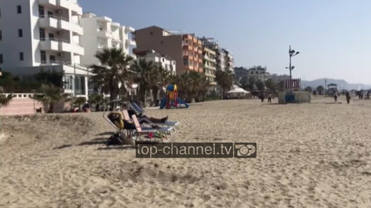 The beach starts in Durrës / Citizens in a bathing suit, but also in sweaters