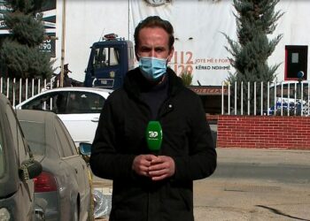 The police hold the road / Tirana hostage, illegally park the seized cars