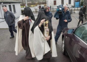 Fined for violating anti-Covid measures / Nuns went to exorcise parliament