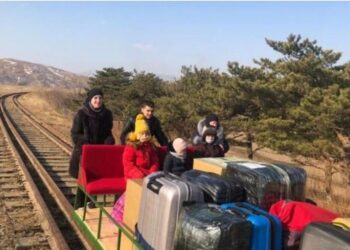Hard homecoming / Russian diplomats leave North Korea in a wheelchair