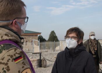 The German Minister of Defense pays a surprise visit to Afghanistan