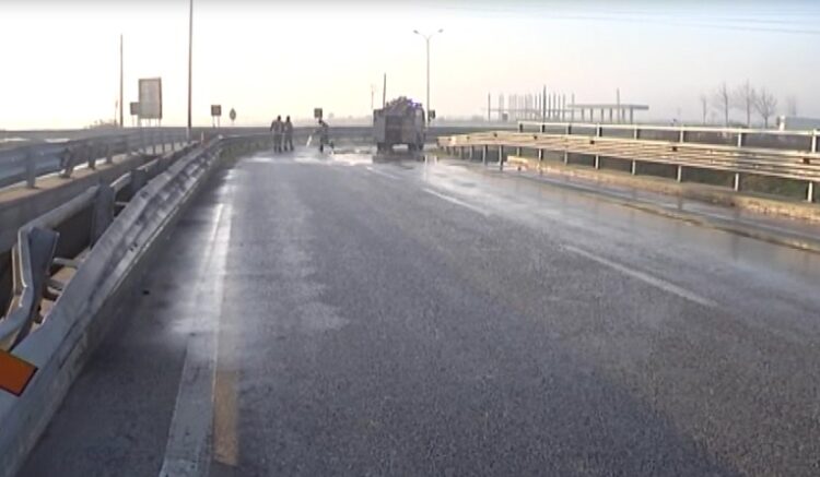 The bus transporting oil crashes, traffic problems on the Lushnje-Fier highway