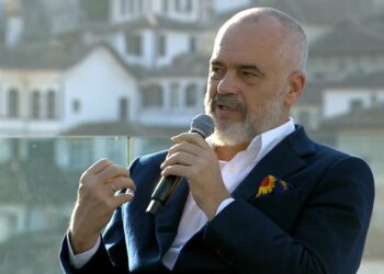 “Like the Bath of Vlora” / Rama: I made a bet with the people of Vlora, we will take tourists to the informal neighborhood