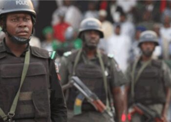 Severe in Nigeria / Abducts about 300 girls from a high school