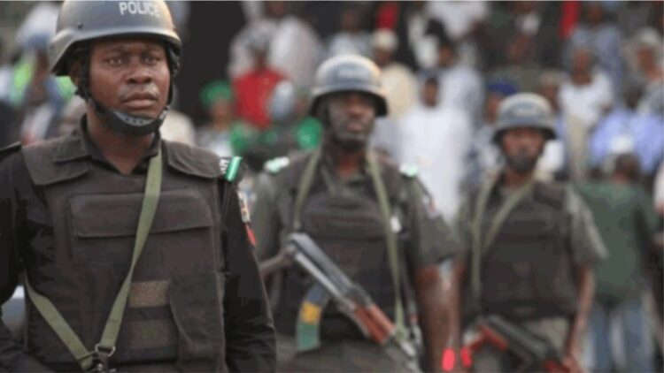 Severe in Nigeria / Abducts about 300 girls from a high school