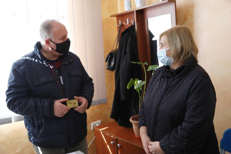 Economy in Shkodra, the first free oil card is distributed