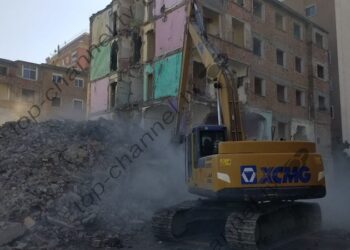 Durrës / The palace damaged by the November 26 earthquake collapses