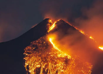 Mount Etna illuminates the night sky with the 1,500-meter-long lava ‘waterfall’ (spectacular photo)
