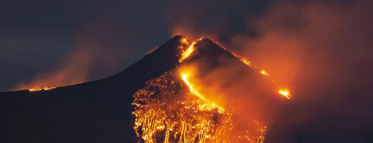 Mount Etna illuminates the night sky with the 1,500-meter-long lava ‘waterfall’ (spectacular photo)