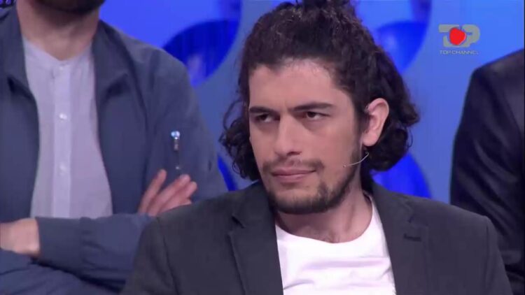 Arjani bluntly says: You speculated a lot about living in the cave! Juli: I met someone in the woods