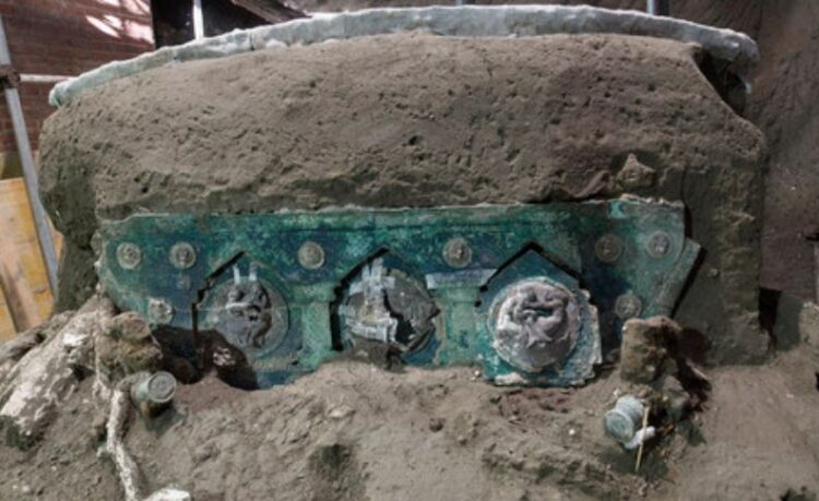 Untouched by grace / Pompeii, the rare chariot of aristocrats is discovered