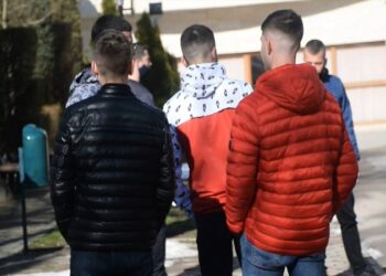 Students, auditorium exam / Korça, 3500 students attended online studies