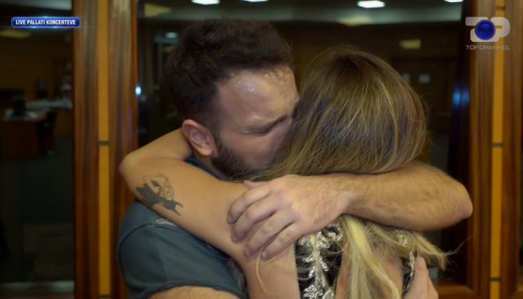 After the performance, Beatrix meets her brother between tears and emotions