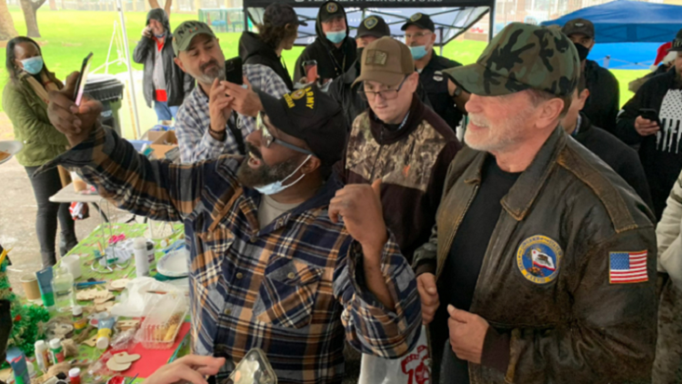 Making someone happy for the holidays / Arnold Schwarzenegger donates 25 homes to veterans