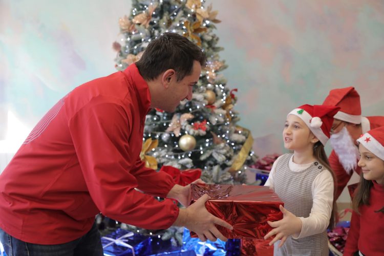 Christmas / Veliaj distributes gifts to children in need: Proud of the services we provide to children and families in need