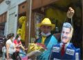 Venezuelans beat and burn politicians’ dolls before the New Year