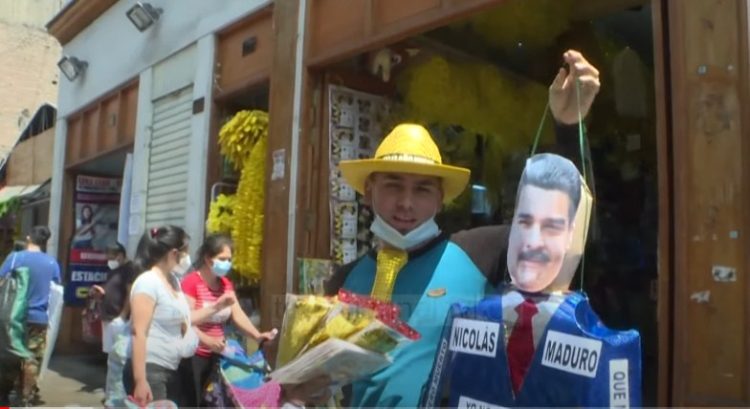 Venezuelans beat and burn politicians’ dolls before the New Year