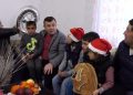 On the eve of the change of years, Balla donates the keys to the new house to the Kurti family in Librazhd