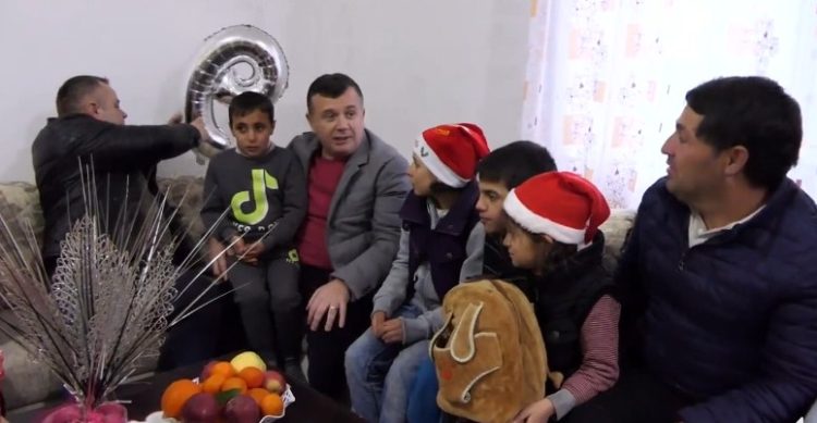 On the eve of the change of years, Balla donates the keys to the new house to the Kurti family in Librazhd