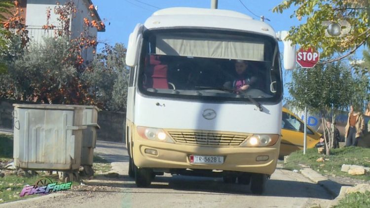 Fiks Fare / Wonder in Lushnja Prison, the dentist signs the tender documents for the bus repair