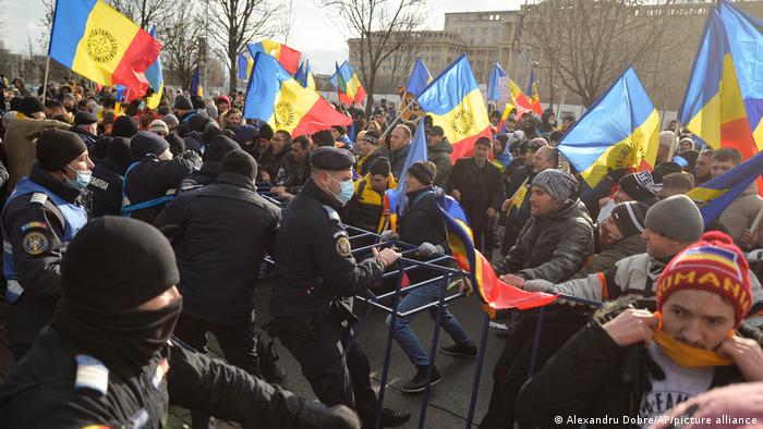 Only vaccinated at work / Thousands of Romanian citizens protested in front of parliament