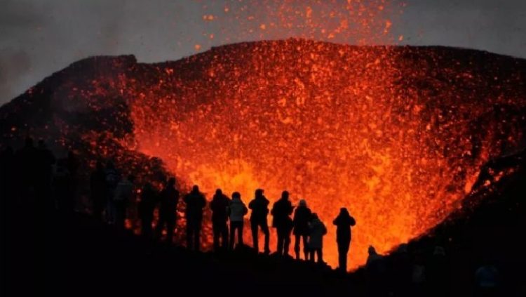 The most active volcano in the world erupts / Tourists visit the volcano, residents describe the eruption as magical
