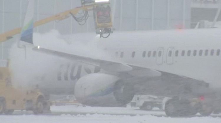 Heavy snowstorm cancels flights at Seattle airport in US (photos)