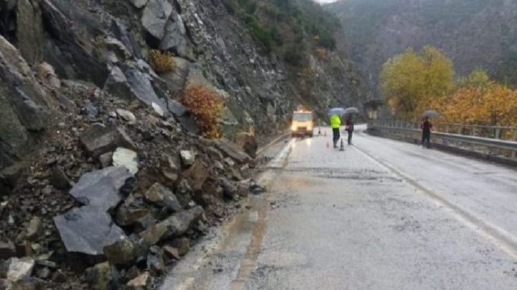 Situation in Elbasan / Heavy rains, decrease of aggregates in some road axes