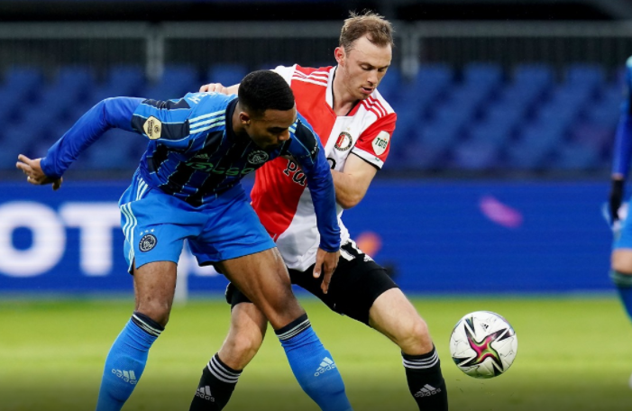 Ajax wins the Dutch classic, defeats Feyenoord and climbs to the top