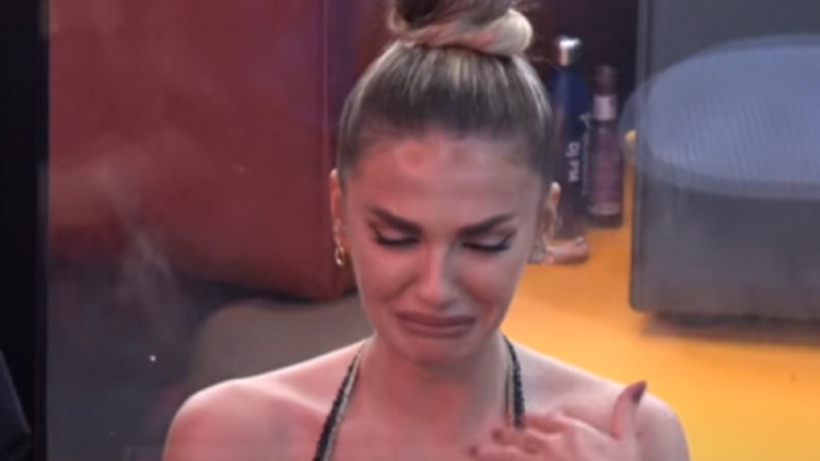“She died in my arms” / Beatrix confesses through tears the death of her father