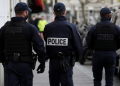 Gunman takes women hostage in shop in central Paris (photos)