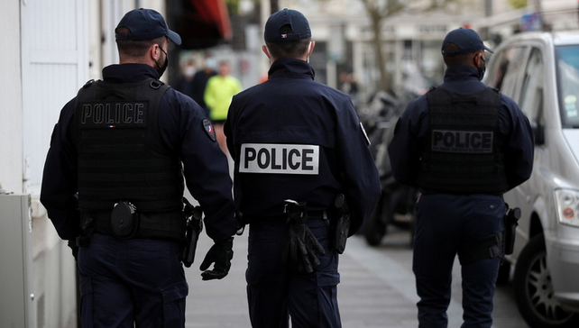 Gunman takes women hostage in shop in central Paris (photos)