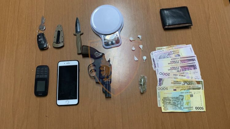 Distributing cocaine and cannabis in the Astiri area, the 56-year-old is handcuffed