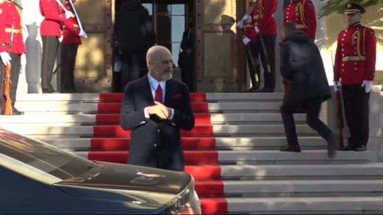 Reception of Vuçi dhe and Zaev in Tirana, Prime Minister Rama rubs his hands from the cold (Images)