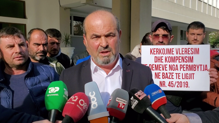 20-day strawberry greenhouses in the mud! Farmers in protest meet with the mayor of Fier