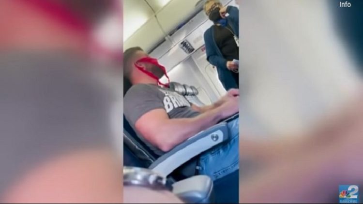 “Red underwear protects against COVID” / The young man goes viral, the moment they get off the plane